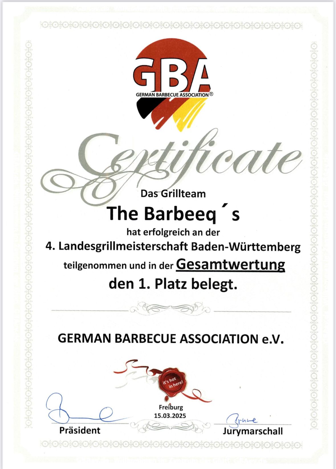 Gegrillte Spieße, Fleisch und Gemüse auf einer Platte